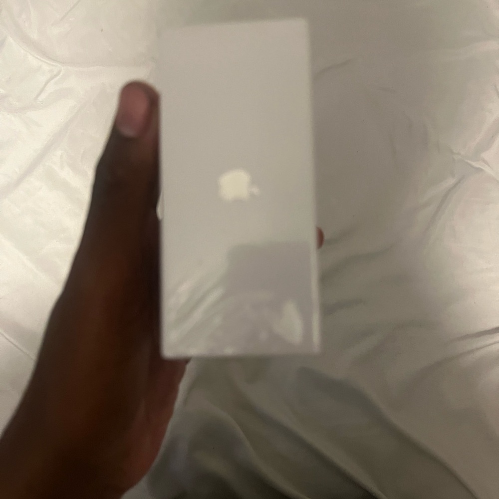 Apple White Earbud Headphones - Picture 2 of 4
